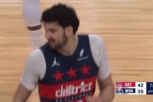 打架还打出气势来了！武克切维奇不规则抛投再进 奇才轰16-0！ 配图