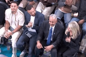 儿子们来啦！库里兄弟现身黄蜂主场 父亲戴尔·库里今天退役球衣 配图