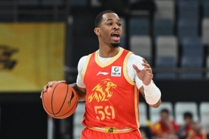 能冲击还能串联！塔克半场10中6拿下16分6助1断 配图