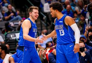 两人由独行侠选中!单场50分5板5断8三分仅3人 东契奇布伦森库里 配图