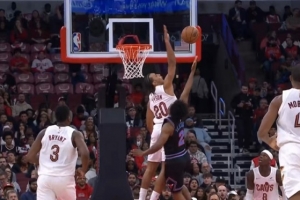 黄雀在后！塞克斯顿强攻顶开施罗德 但还是遭泰森遮天大帽 配图