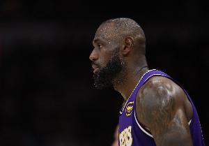 斯波打趣：詹姆斯正在折磨时间老人 你必须对此肃然起敬！ 配图