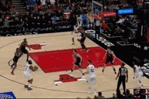 登哥发力了！哈登先是干拔3+1&再兜出来又中三分 连砍7分！ 配图