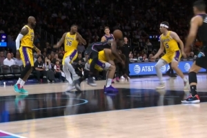 拼得很凶！阿德巴约抢球直接骑到东契奇身上 两人均有些不适 配图