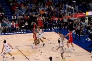 神来之笔！费尔斯运球对抗后脱手 随手一撩球直接掉进篮筐 配图