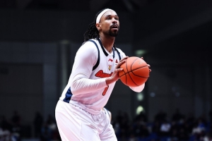 媒体人：萨林杰已经很努力了 但广东男篮在三分线外不断投丢 配图