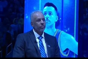 黄蜂名宿!戴尔·库里30号球衣今天被黄蜂退役 库里兄弟均到现场 配图