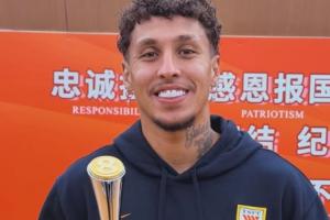 当选直播吧第2轮中超最佳!克雷桑晒奖杯:非常高兴获直播吧最佳 配图