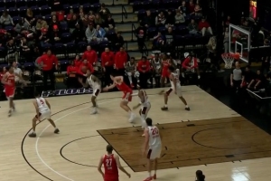 赶快调整状态！杨瀚森要位接传球脱手差点失误 好在队友拿回来 配图