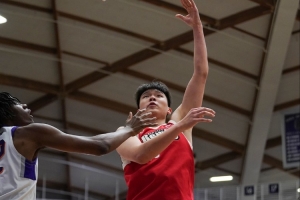 摸不到球！杨瀚森上半场4投3中拿到6分7板 抢到3个前场篮板 配图