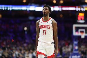 乌度卡：伊森在防守端依然出色 希望他回归替补角色适当放松调整 配图