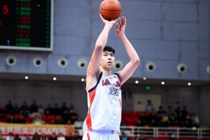 就这么点时间？徐昕半场仅出战6分钟 2中1拿到2分1板 配图