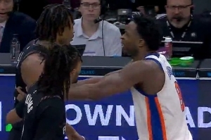 火爆纽约德比！阿努诺比推搡克拉克斯顿再起冲突 双方均领到技犯 配图