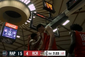 首当其冲！杨瀚森被吹防守犯规&队友给安抚 随后被换下 配图