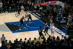 反超2分！克林根好掩护 格兰特兜出来底角三分命中！ 配图