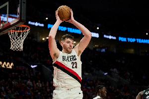 真挺强!克林根半场16分钟 9中7砍下17分11板3助2帽&抢4前场板 配图