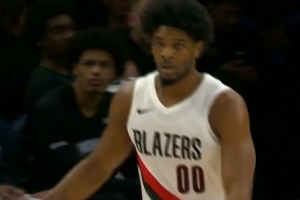 大刀阔斧！亨德森中路突破挤过防守人 起飞单臂暴力劈扣！ 配图