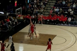 最后手感还蛮柔和！杨瀚森分球差点失误 误打误撞前后转身小抛投 配图