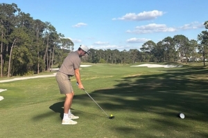 你也手痒了？东契奇社媒晒自己在户外打高尔夫球 配图