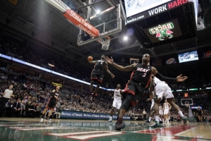 韦德打趣：等老詹2038年退役 希望他将经典空接照签名后送我 配图