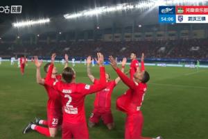 打破僵局！古斯塔沃头槌破门，方镜淇扑了一下未能阻止球入网 配图