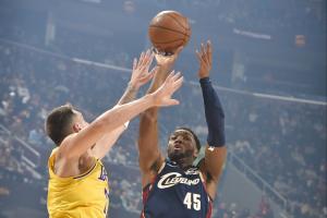 谁能单场拿到90分?麦迪:米切尔&布克&东契奇 配图