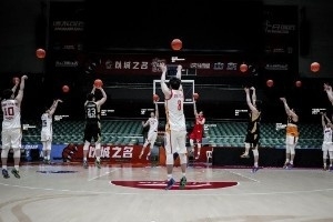 丁彦雨航：退役让我一夜之间长大了 爱让我轻轻地放下 配图