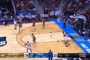 彼得森高难度顶投三分压哨命中 堪萨斯大学上半场领先20分 配图