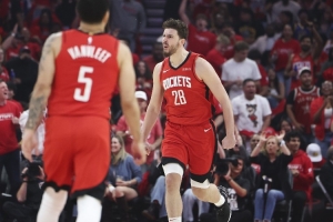 范弗里特:申京防守和以前一样但肯定能变更好 他又不是完全不防 配图