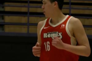 一气呵成！杨瀚森挡拆顺下后接小跳步单臂劈扣砸进篮筐 配图