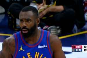 站出来救主！小哈达威连中两记三分追平比分 本场已投进6记三分 配图