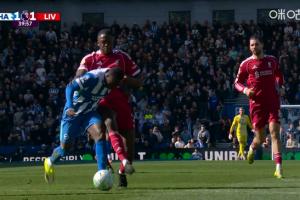 科纳特对明特连拉带拽,主裁判没有判犯规,主场球迷嘘声一片 配图