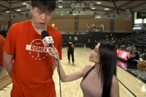 美女记者:杨瀚森明显更精壮了 后者:背伤也好多了 能做力量了 配图