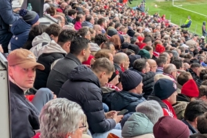 记者:因伤缺战的诺伊尔来到现场观战,他将在国际比赛日后回归 配图