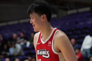 媒体人：杨瀚森调整速度算比较快的 需要适应对手顶下三路 配图