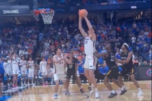 2米36高的奥利维耶•里乌在垃圾时间扣篮引欢呼 啦啦队蹦起来了 配图