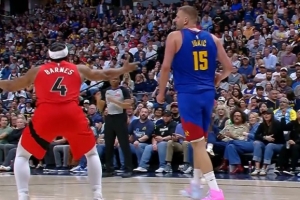 关键2+2！戈登顺下放篮打进造犯规加罚不中 约基奇前场板再造犯规 配图