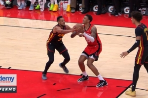 值！小贾巴里·史密斯强攻造杀伤 老鹰挑战成功取消犯规拿到球权 配图