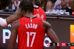 领先这么多你起飞了！杜兰特送助攻 伊森单手扣进还要加罚 配图