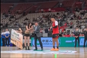 贺希宁谈当选月最佳：功劳归属于大家 这个赛季我状态比之前好 配图