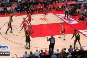 被打3+3！伊森垫脚沃克三分犯规+一级恶犯 杰伦·约翰逊再中远投 配图