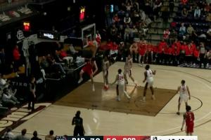 力劈华山！杨瀚森低位拿球猛然转身抹过对手 垫步单臂暴扣砸进！ 配图