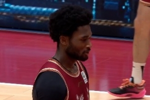 给力双外援！约翰逊9中7砍18分10板5助3帽 琼斯9中6砍16分 配图