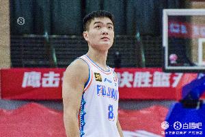 关键两罚失手!黎伊扬14中8拿到18分7助 三分5中2 配图