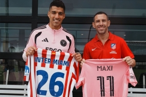 马竞在迈阿密探班苏亚雷斯，马克西·罗德里格斯与苏牙合影 配图