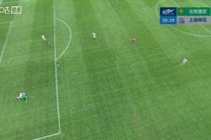 申花前场反抢，米内罗趟球过大，贾非凡关键铲球解围 配图
