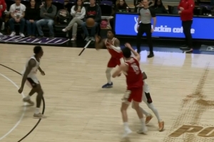 吐无数次也喂你！杨瀚森弧顶助攻乐福突破单臂劈扣 配图