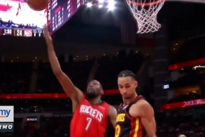 还得看小帅！杜兰特反击三大步 顶着里萨谢拉杆上篮打成2+1！ 配图