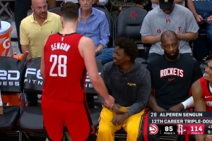 生涯第12次！申京自投自抢拍出进攻板后达成三双 随后下场休息 配图