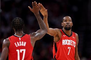 KD:新首发五个人都能创造进攻机会 我也很喜欢伊森打替补的表现 配图